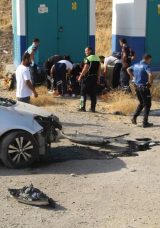 Şırnak'ta Feci Kaza: Ref&uuml;je &Ccedil;arpan Otomobildeki Anne ve Bebeği Ağır Yaralandı!