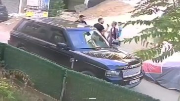 Sokak Arasından Ge&ccedil;erken, &Ccedil;ocuklarının Yanında Babaya Tokat Attı