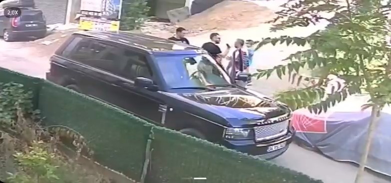 Sokak Arasından Geçerken, Çocuklarının Yanında Babaya Tokat Attı