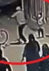 Sokakta G&uuml;r&uuml;lt&uuml; Yapan &Ccedil;ocukları Sopayla Darp Etti! G&ouml;zaltına Alındı