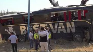 Son Dakika: Şanlıurfa'da Yolcu Otob&uuml;s&uuml; Devrildi, 27 Yaralı