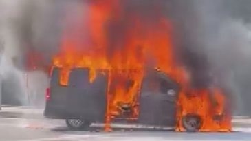 Son dakika… &Uuml;sk&uuml;dar'da minib&uuml;s alev aldı! İtfaiye ekipleri olayda m&uuml;dahale ediyor