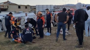 Tarım İş&ccedil;ilerini Taşıyan Minib&uuml;s, Otomobille &Ccedil;arpıştı: 20 Yaralı