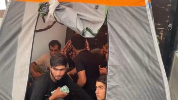 TIR&rsquo;ın dorsesindeki kamp &ccedil;adırlarından 17 ka&ccedil;ak g&ouml;&ccedil;men &ccedil;ıktı