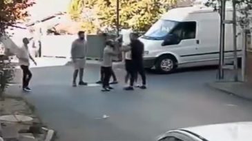 Trafikte Tartıştıkları Kişiyi Darp Etmek İ&ccedil;in Eve Saldırdılar: "&Ccedil;ocuğumun Yanında Bı&ccedil;ak &Ccedil;ekip Darp Ettiler"