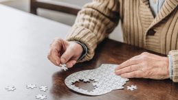 Unutkanlık Normal Değil! Alzheimer Belirtilerini Fark Etmenin 5 Yolu
