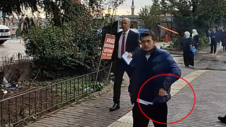 'Ayıp değil mi' | Arkasından gelen kişi tepki gösterdi, hatasını hemen telafi etti