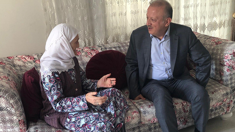 2 Padişahı Görebilen Fatmana Nine'ye Pastalı Doğum Günü Kutlaması