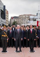 29 Ekim Cumhuriyet Bayramı &Ouml;ncesi Taksim'de &Ccedil;elenk Bırakma T&ouml;reni Yapıldı