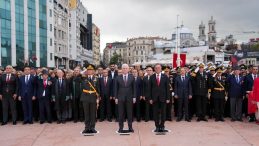 29 Ekim Cumhuriyet Bayramı &Ouml;ncesi Taksim'de &Ccedil;elenk Bırakma T&ouml;reni Yapıldı