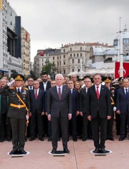 29 Ekim Cumhuriyet Bayramı Öncesi Taksim'de Çelenk Bırakma Töreni Yapıldı