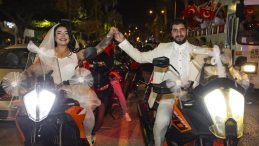 29 Ekim'de Nikah Masasına Oturan Çift, Gelinlik ve Damatlıkla ‘Cumhuriyet Korteji’ne Katıldı