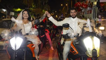 29 Ekim'de Nikah Masasına Oturan &Ccedil;ift, Gelinlik ve Damatlıkla &lsquo;Cumhuriyet Korteji&rsquo;ne Katıldı