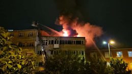 4 Katlı Binanın Çatısında Yangın Çıktı