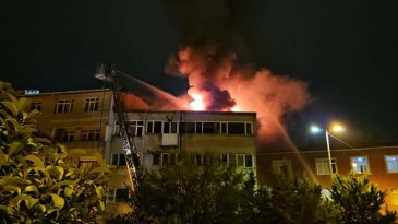 4 Katlı Binanın &Ccedil;atısında Yangın &Ccedil;ıktı
