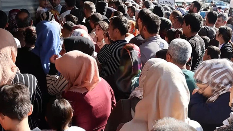 Giyim mağazasında indirim izdihamı