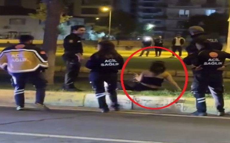 Alkollü kadın yolda yürürken