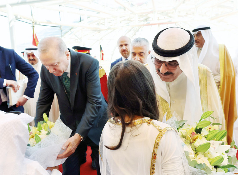 Kuveyt Havalimanı'nda çiçeklerle karşılanma