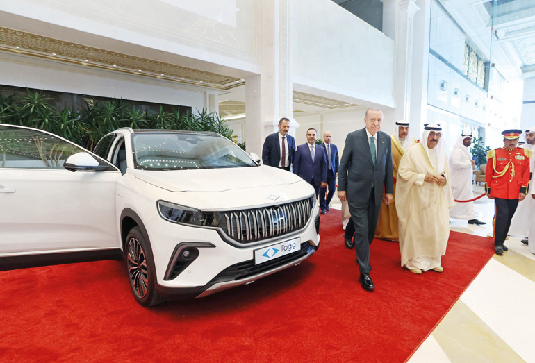 Cumhurbaşkanı Erdoğan, Kuveyt Emiri'ne hediye verirken