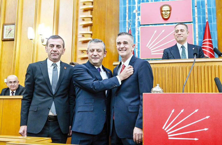 Dikbayır CHP Rozetini Taktı