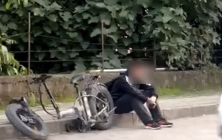 Bisikletli çocuk ve minibüs