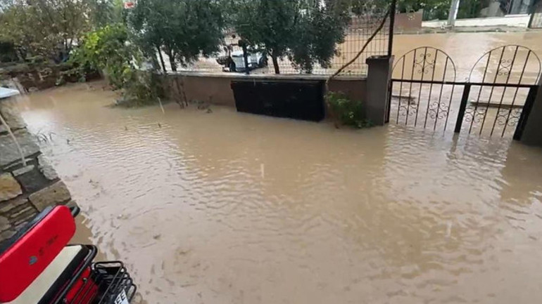 Foça'da sağanak yağış