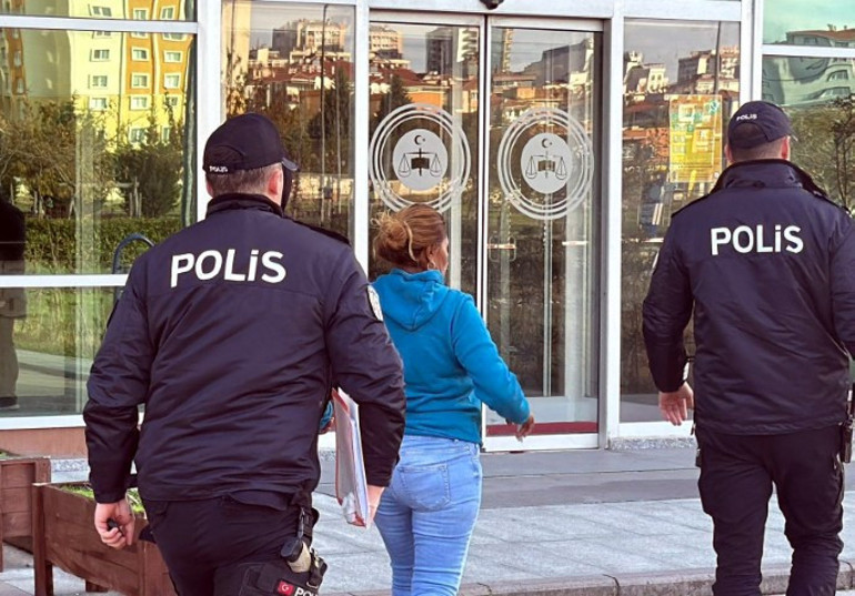Polis G.K. yi gözaltına alıyor