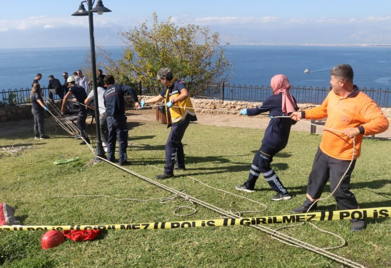 İtfaiye ekipleri cesedi çıkarırken
