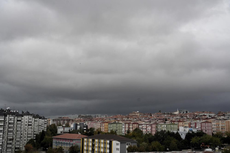 Kara bulutlar İstanbul'da
