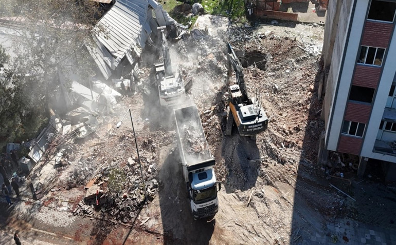 Enkaz kaldırma çalışmaları