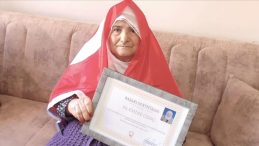 88 Yaşında Okuma Yazma Eğitimi Aldı! Başarı Belgesiyle Tüm Dünyaya Örnek Oldu