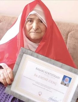 88 Yaşında Okuma Yazma Eğitimi Aldı! Başarı Belgesiyle Tüm Dünyaya Örnek Oldu