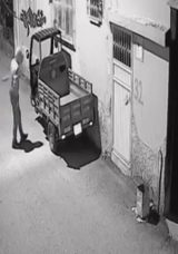 Adana'da Mopedi Hırsızlık Olayı: Kap&uuml;şonlu Ş&uuml;pheli Kameralara Yansıdı!