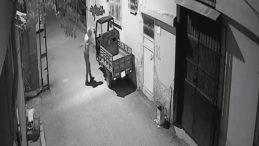 Adana'da Mopedi Hırsızlık Olayı: Kapüşonlu Şüpheli Kameralara Yansıdı!