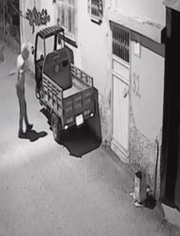 Adana'da Mopedi Hırsızlık Olayı: Kapüşonlu Şüpheli Kameralara Yansıdı!