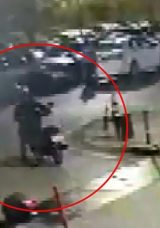 Adana'da Şok Edici Olay G&uuml;venlik Kamerasında | Acil Servis &Ouml;n&uuml;ndeki Motosiklet &Ccedil;alındı: Savunması Şaşkınlık Yarattı!