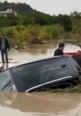 Akdeniz'de Sağanak ve Fırtına, Seralara Zarar Verdi