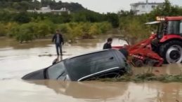 Akdeniz'de Sağanak ve Fırtına, Seralara Zarar Verdi