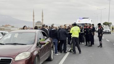 Aksaray'da Polis Cenazesi Sırasında Konvoydaki Ara&ccedil;lara Saldırı: 4 Yaralı
