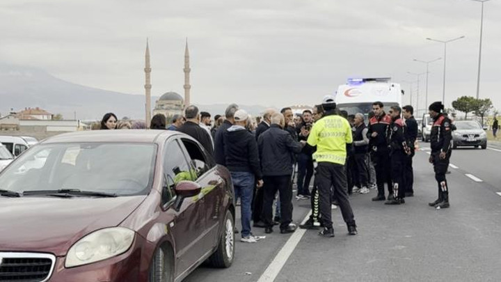 Aksaray'da Polis Cenazesi Sırasında Konvoydaki Ara&ccedil;lara Saldırı: 4 Yaralı