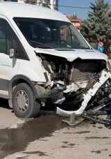 Aksaray&rsquo;da Otomobil ve Servis Minib&uuml;s&uuml; &Ccedil;arpıştı: 1 Yaralı