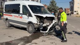 Aksaray’da Otomobil ve Servis Minibüsü Çarpıştı: 1 Yaralı