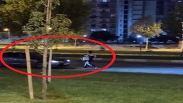 Alkoll&uuml; Kadın Yolda Ge&ccedil;en Ara&ccedil;ların &Uuml;zerine Atladı, Şof&ouml;rlere Tekme Attı!