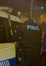 Alkoll&uuml; S&uuml;r&uuml;c&uuml; Polisten Ka&ccedil;tı: Olay Yerine Gelen Babadan Sert Tepki