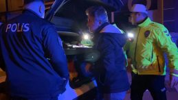 Alkollü Yakalanan Sürücü Aracını Öve Öve Bitiremedi