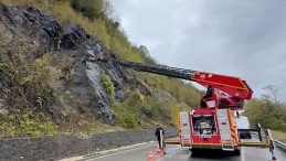 Amasra’da Kayalardan Sarkan Kablolar Ekipleri Harekete Geçirdi!