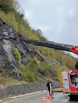 Amasra’da Kayalardan Sarkan Kablolar Ekipleri Harekete Geçirdi!
