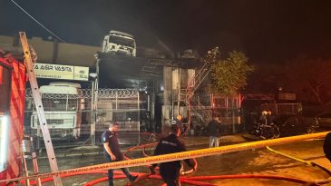 Ankara&rsquo;da Oto Tamirhanesinde Yangın; Ara&ccedil;lar Zarar G&ouml;rd&uuml;