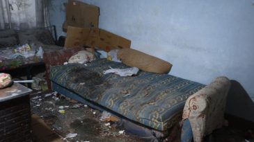 Annesinin cesediyle 1 ay yaşadı! Ziyarete gelen yeğeni, teyzesinin &ccedil;&ouml;pler arasında &ccedil;&uuml;r&uuml;m&uuml;ş cesediyle karşılaştı