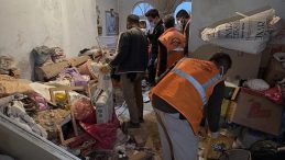 Annesinin cesediyle aynı evde bir ay yaşadı